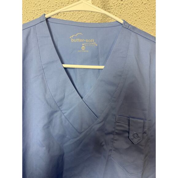 BN #41 NWT Butter-Soft Stretch Scrub Top XS Light Blue – Uniform Advantage - Picture 6 of 7